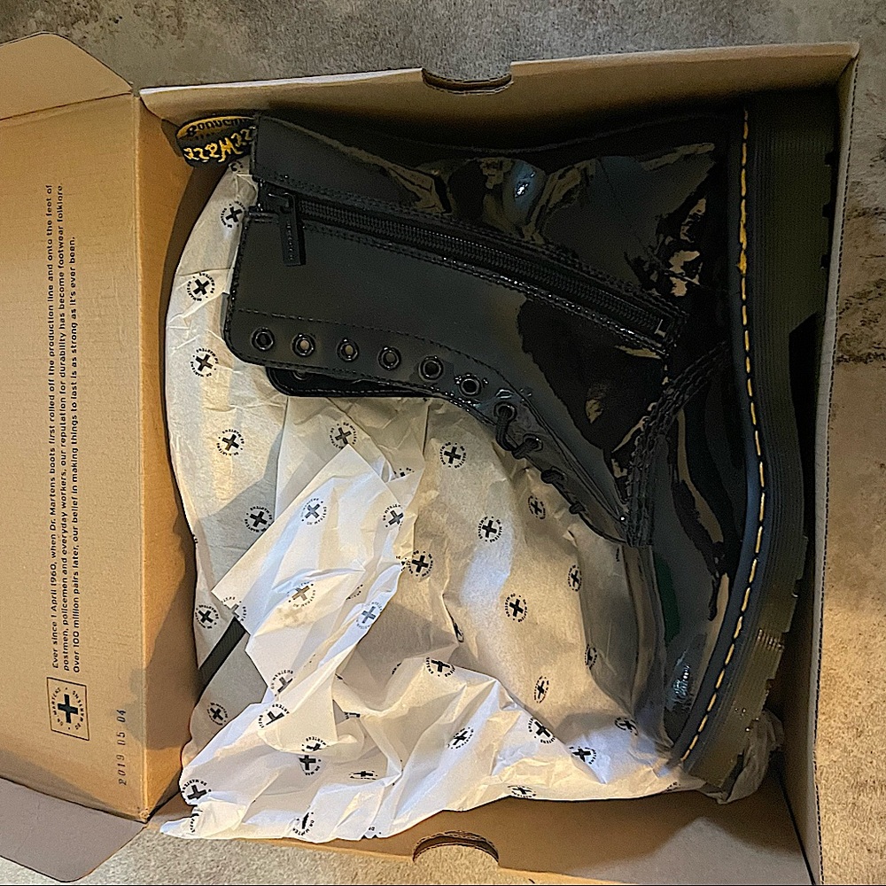 BRAND NEW Dr. Martin Patent lamper boots